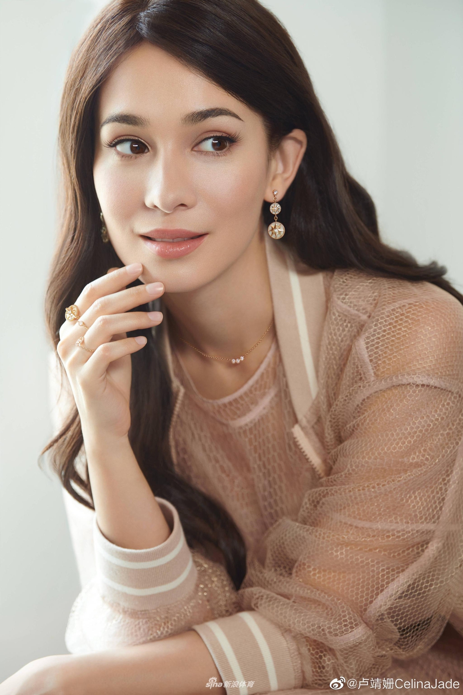 卢靖姗内衣外穿秀完美腹肌 短发十分利落帅气