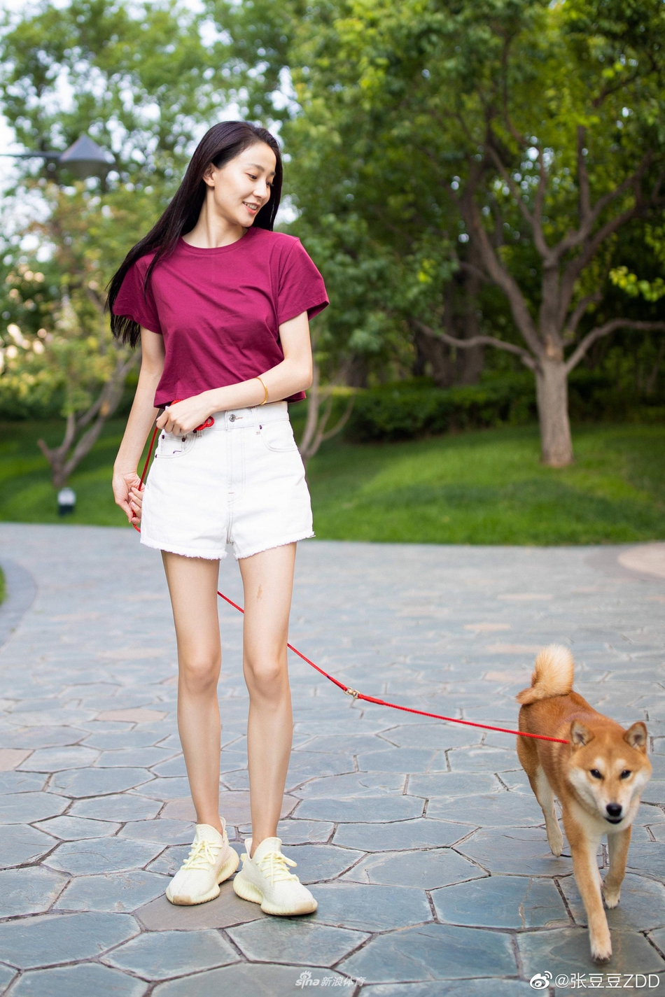 艺体女神张豆豆分享生活照 体恤+短裤难掩好身材