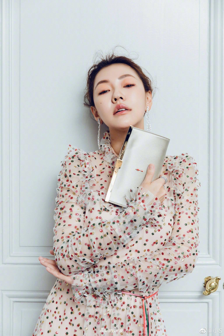 小S戴眼镜打球气质美又飒 肌肉线条优美仿若少女