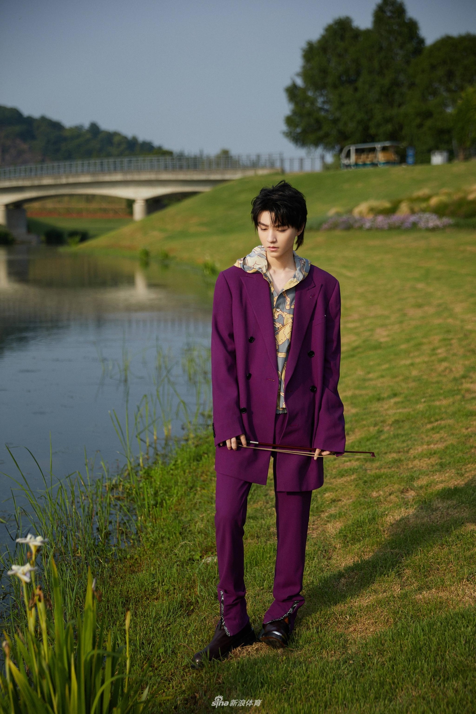 王俊凯绿洲晒健身照小腿修长手臂肌肉紧实