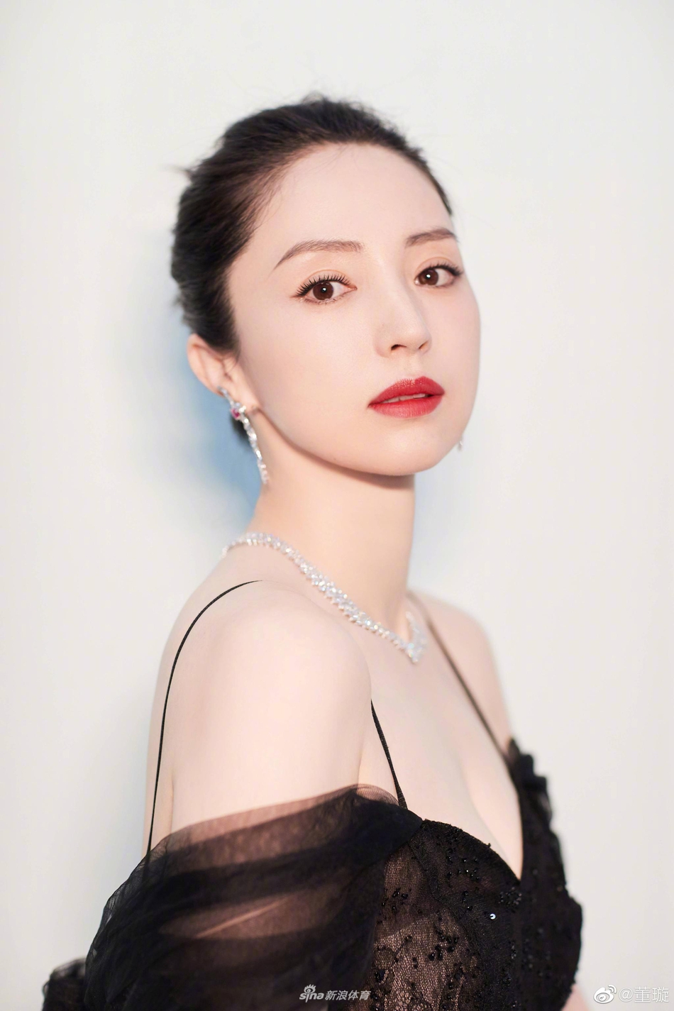 董璇晒健身照身材吸睛 大秀空中一字马柔韧度好