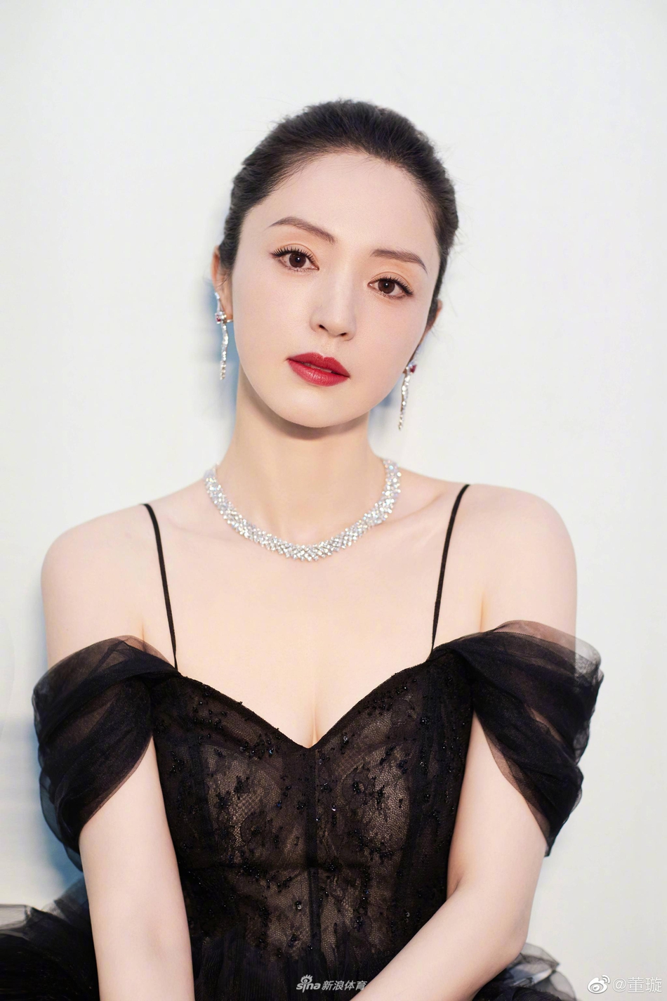 董璇晒健身照身材吸睛 大秀空中一字马柔韧度好