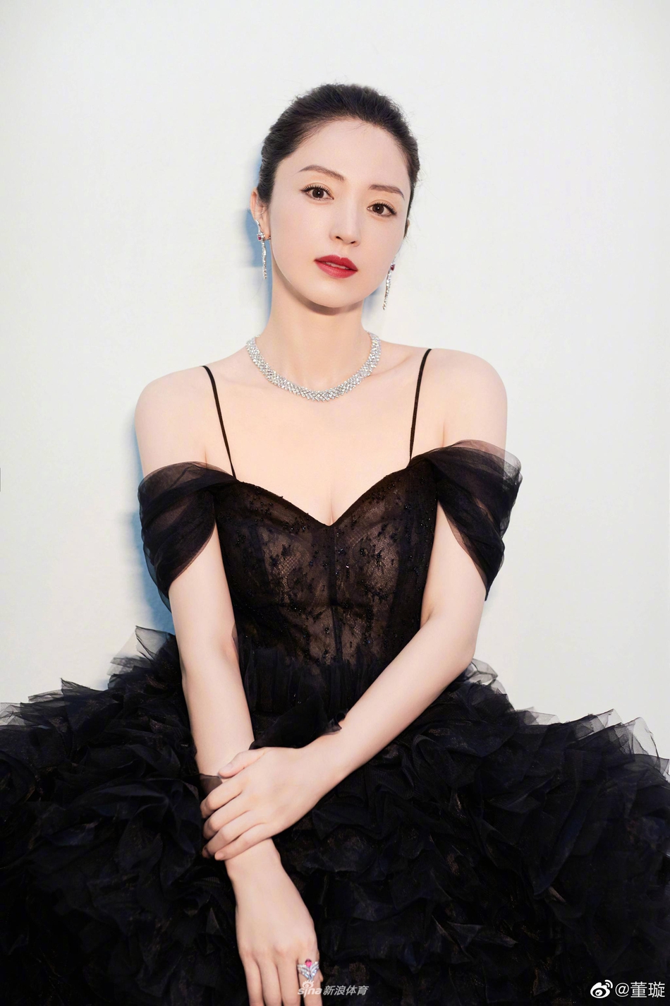 董璇晒健身照身材吸睛 大秀空中一字马柔韧度好