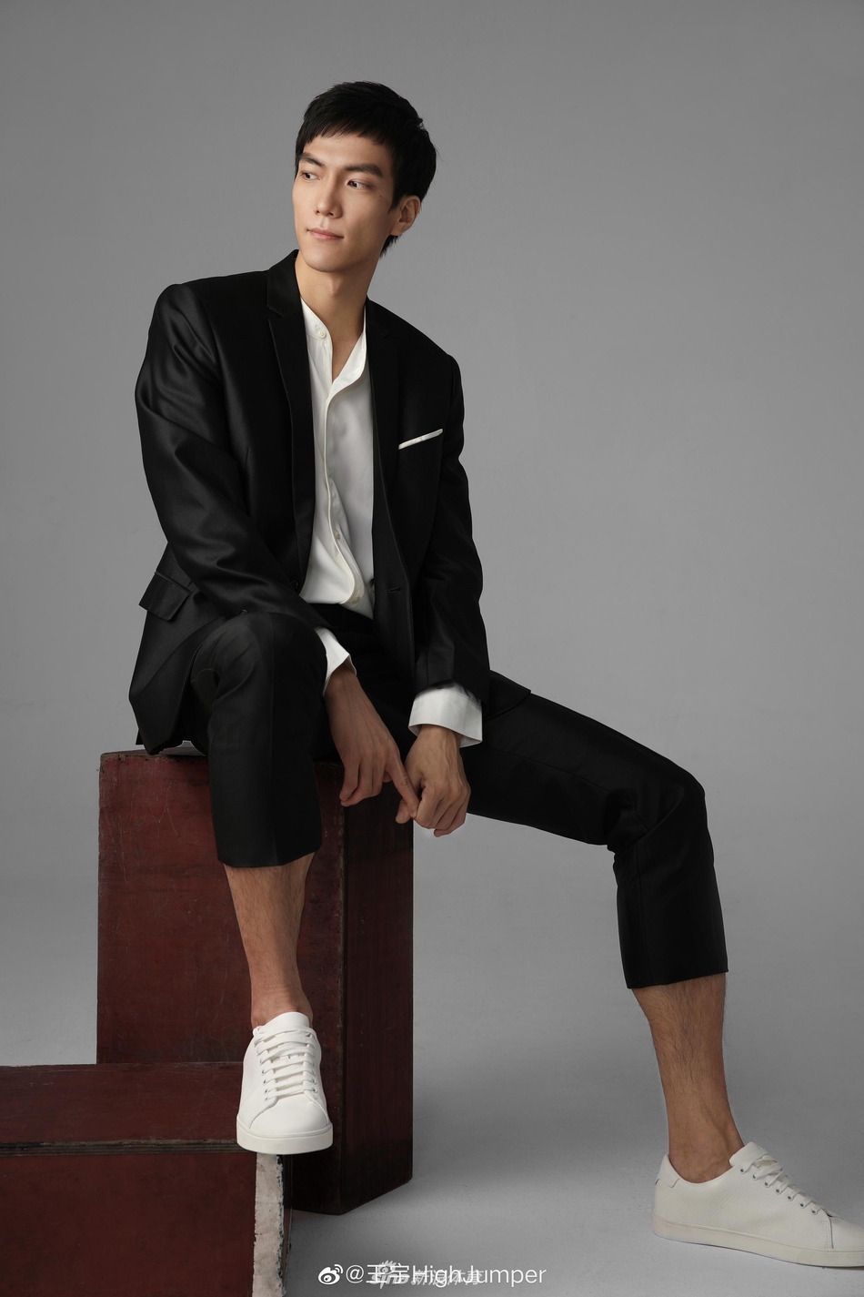 国家田径队队员王宇晒西装照酷帅有型
