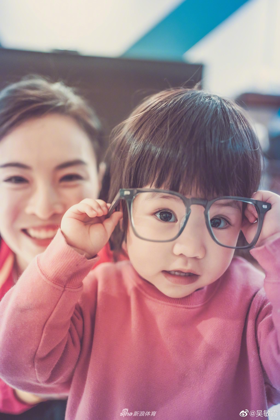 吴敏霞晒女儿萌照