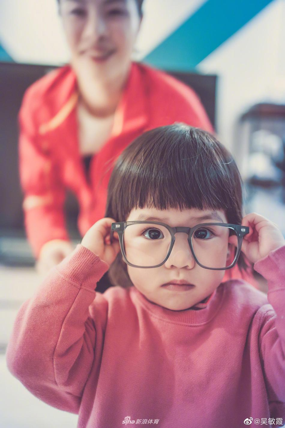 吴敏霞晒女儿萌照
