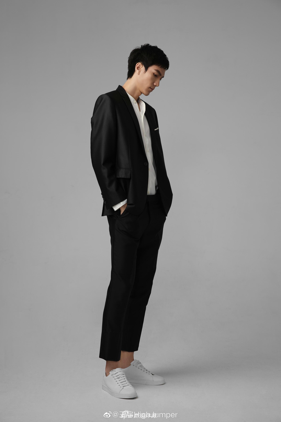 国家田径队队员王宇晒西装照酷帅有型