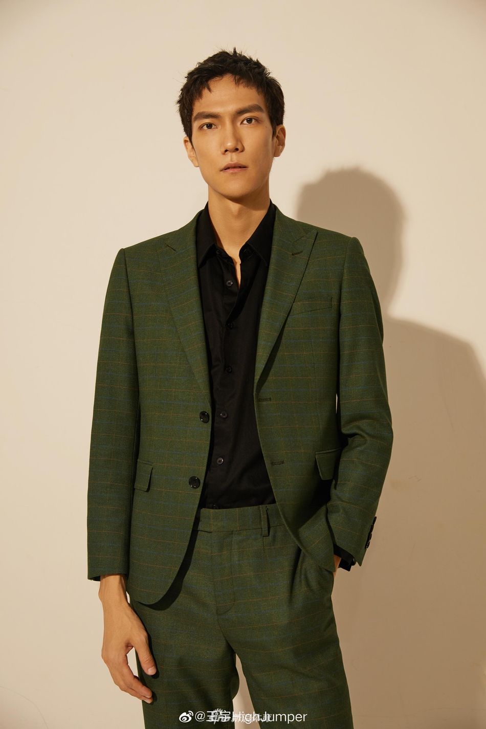 国家田径队队员王宇晒西装照酷帅有型