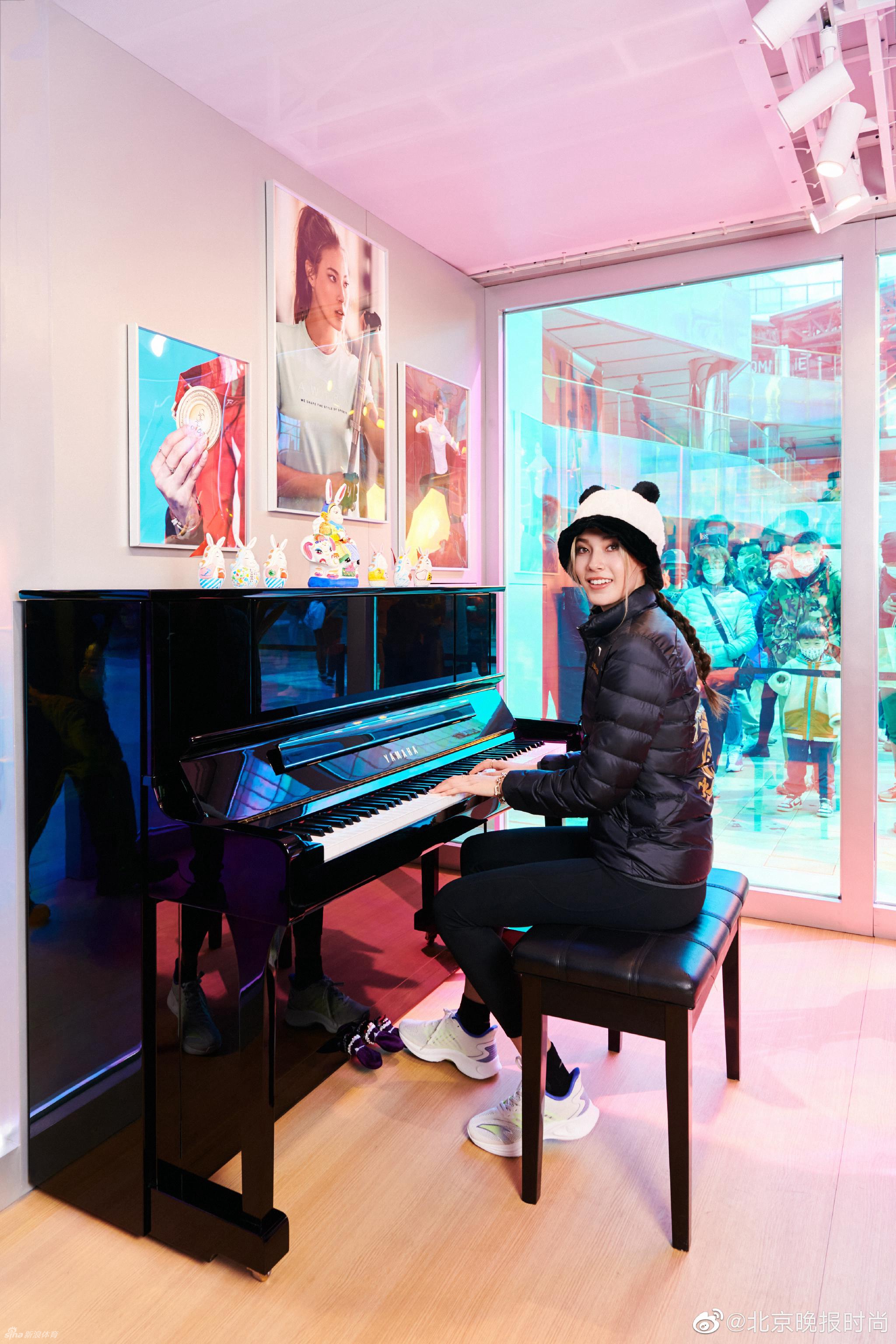 谷爱凌再次现身北京三里屯 头戴熊猫帽可爱大方