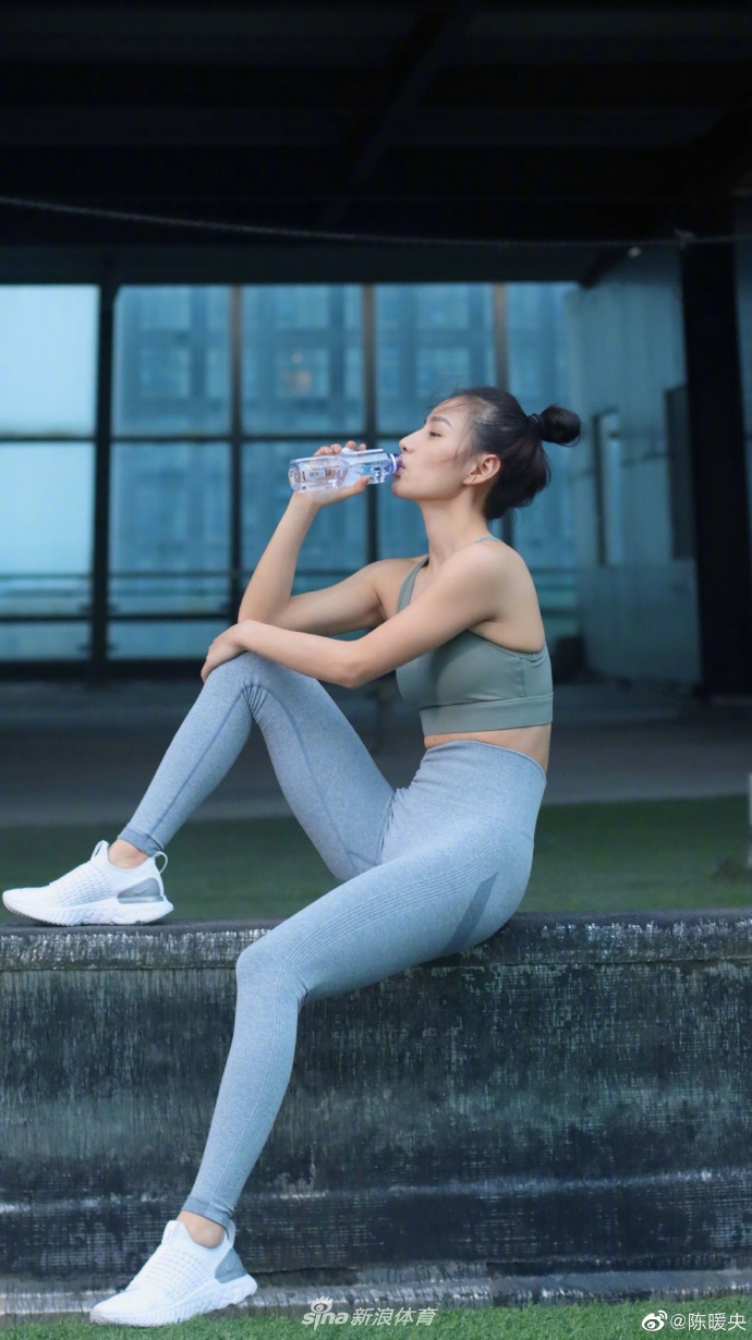运动博主陈暖央晒健身美拍日复努力而后风生水起