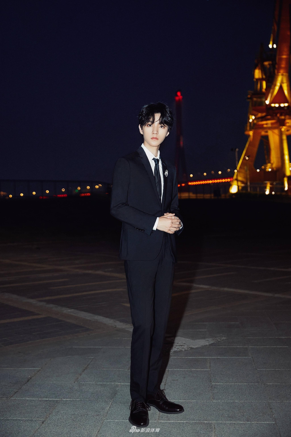 王俊凯绿洲晒健身照 小腿修长手臂肌肉紧实