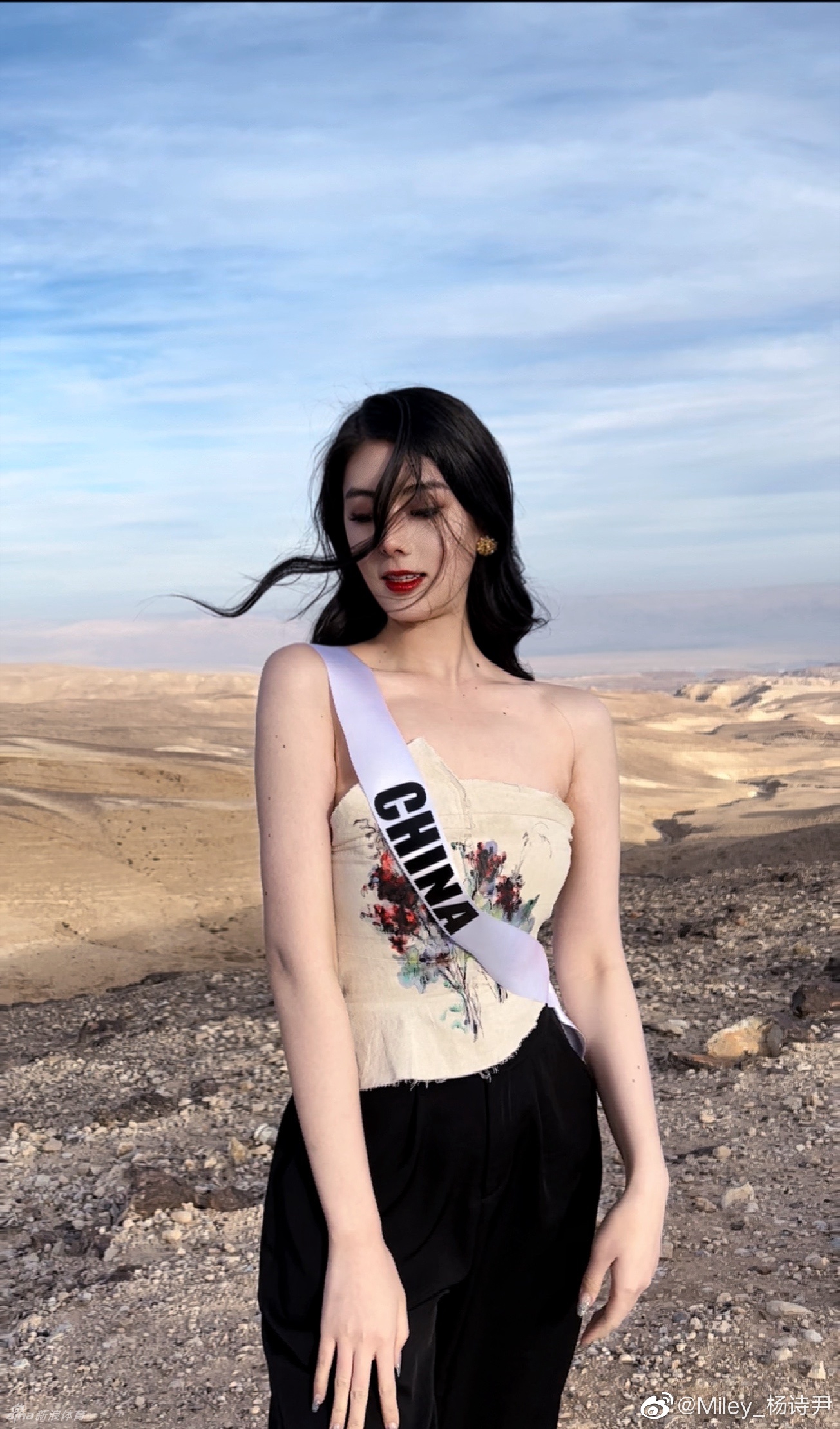 中国环球小姐冠军场边观战CBA比赛