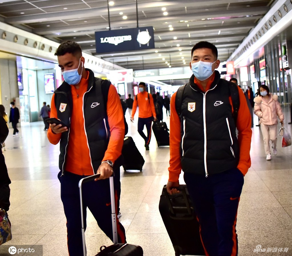 山东泰山抵达上海 备战与国足热身赛