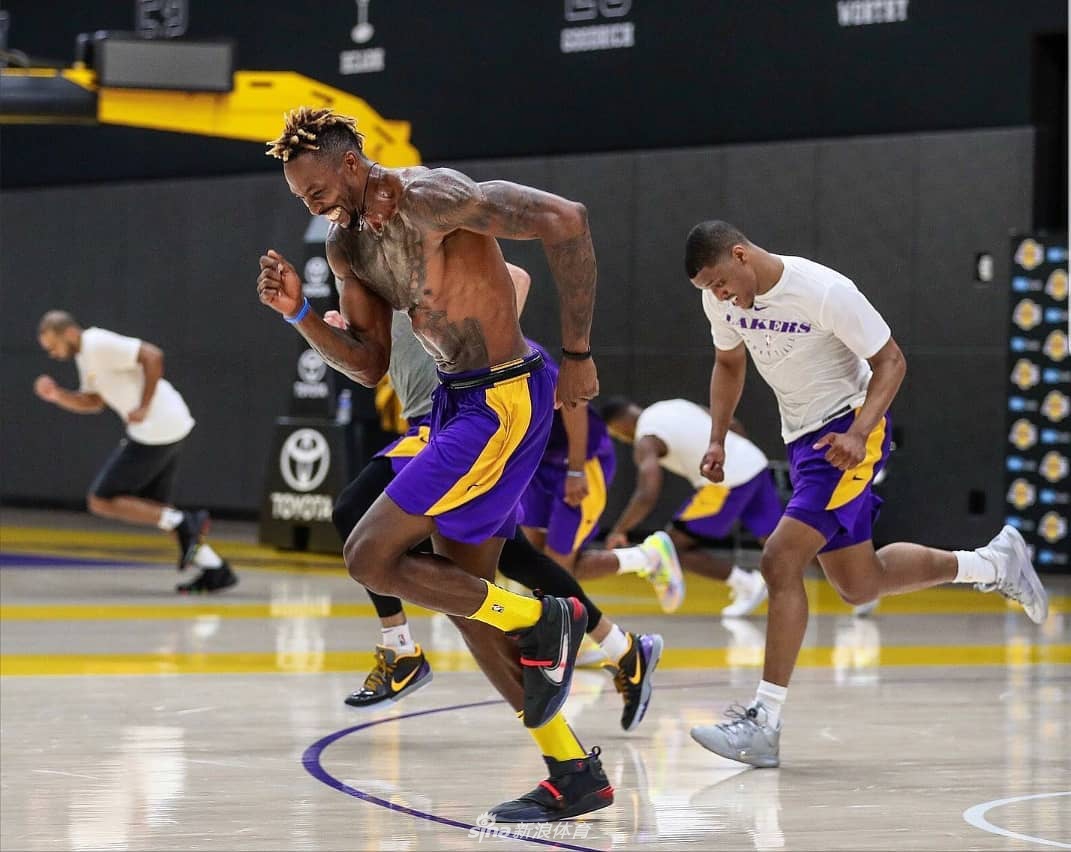 霍华德变身魔鬼筋肉人 野球场秀弹跳头与篮筐齐平