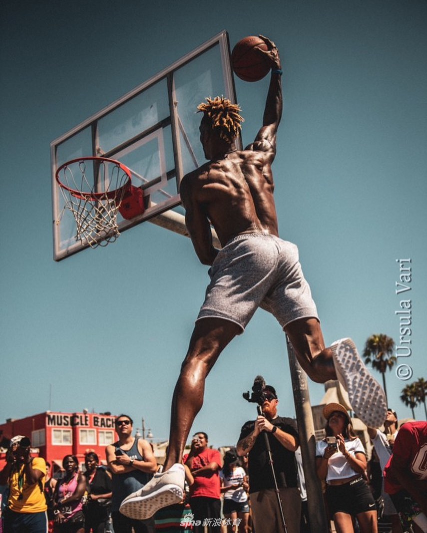 霍华德变身魔鬼筋肉人 野球场秀弹跳头与篮筐齐平