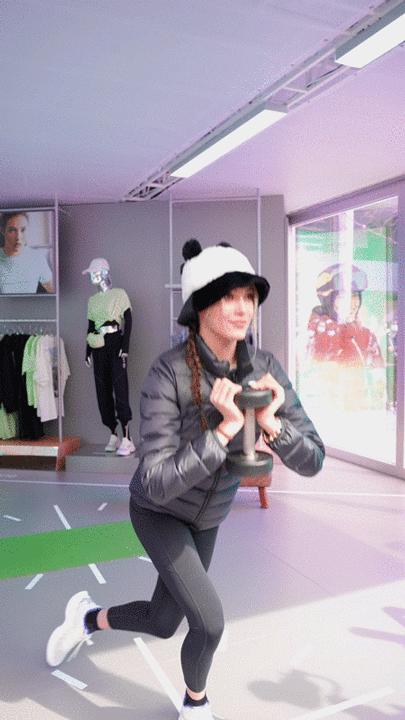 谷爱凌再次现身北京三里屯 头戴熊猫帽可爱大方