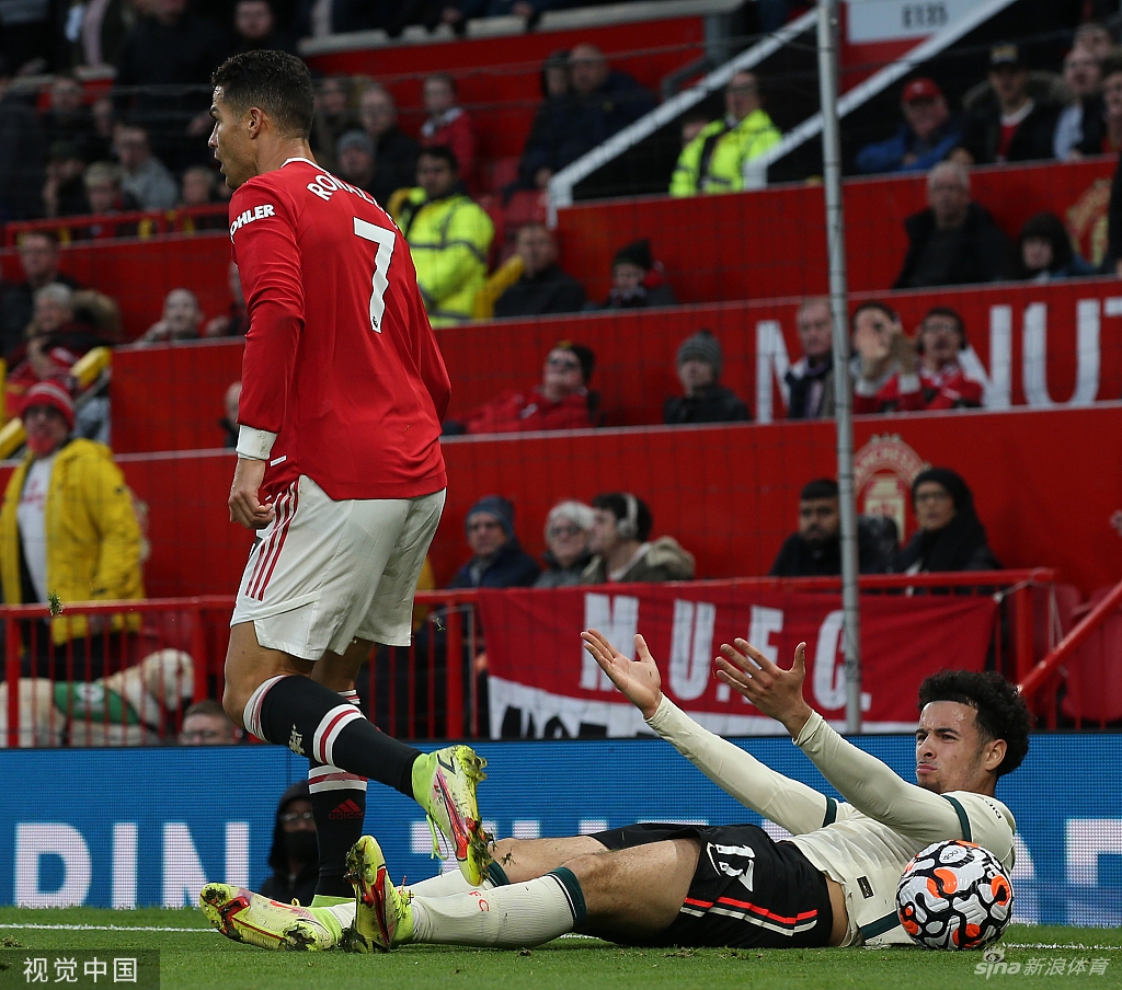 失去理智!C罗三脚踢人泄愤吃黄牌