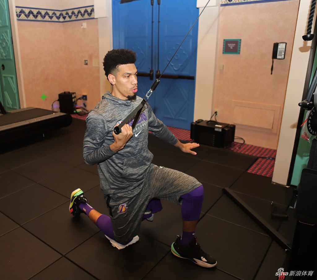 詹姆斯健身房狂练力量 詹皇这一身肌肉什么水平