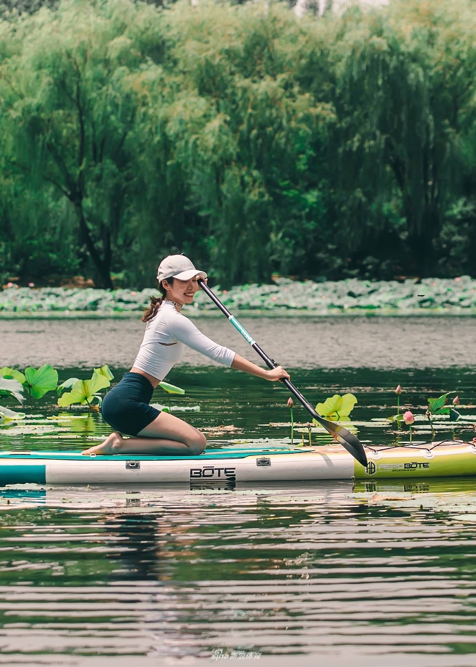 美女运动博主上演高难度水上瑜伽