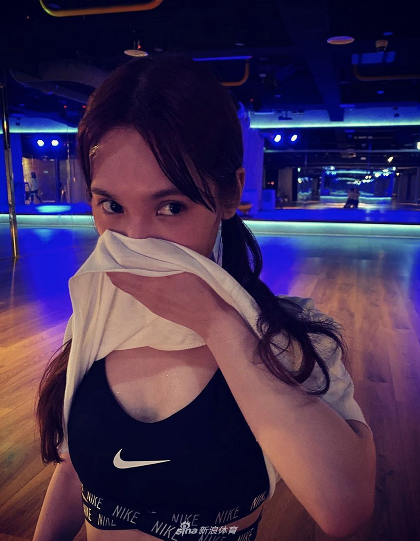 杨丞琳晒健身照面色红润秀纤腰 运动后素颜状态佳