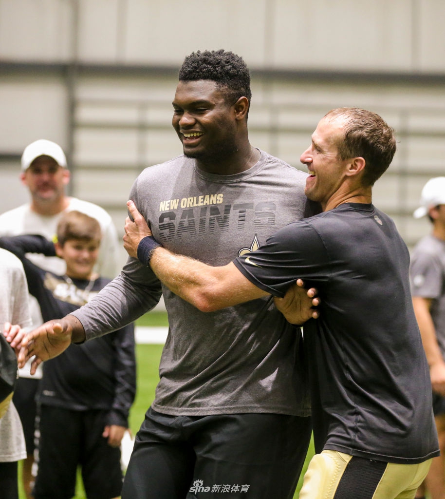 NBA状元秀锡安拜访NFL圣徒队 他打橄榄球也是一员猛将