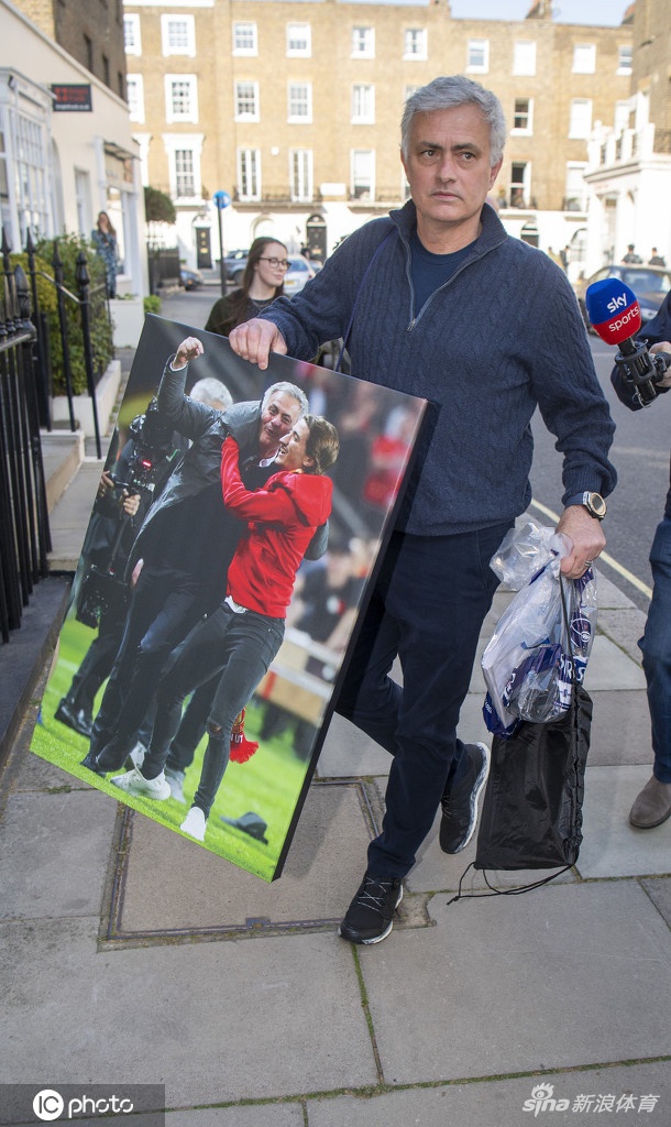 穆里尼奥下课后收拾行囊回家 随身携带生涯辉煌时刻照片