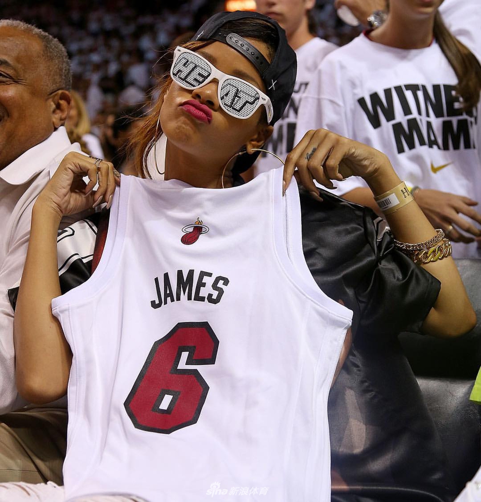 詹皇第一迷妹蕾哈娜现场观战 性感火辣的湖人23号