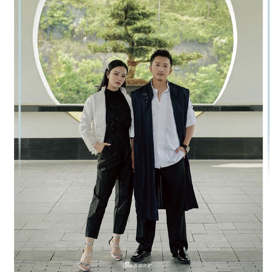 邹市明一家四口合照 与娇妻冉莹颖手拉手秀恩爱