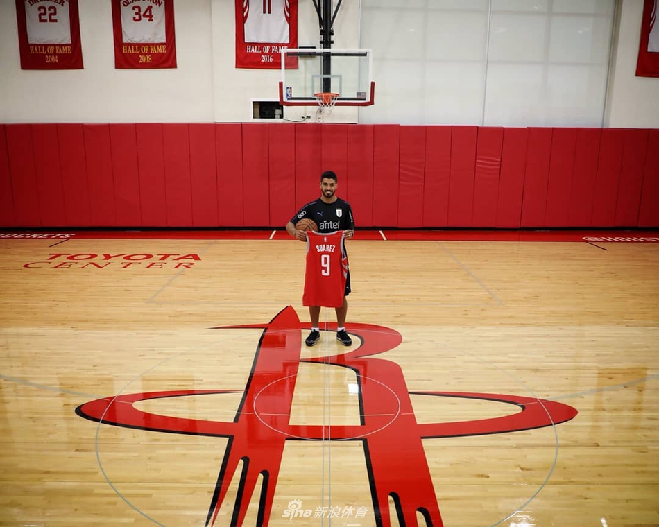 巴萨悍将苏亚雷斯造访NBA火箭队