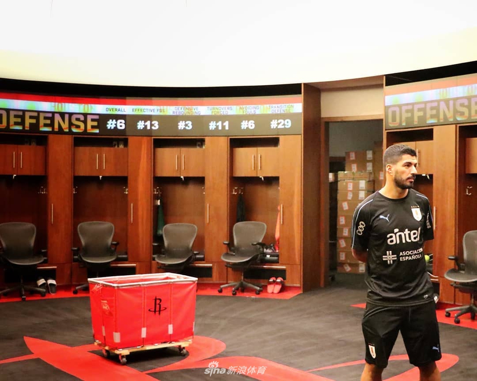 巴萨悍将苏亚雷斯造访NBA火箭队