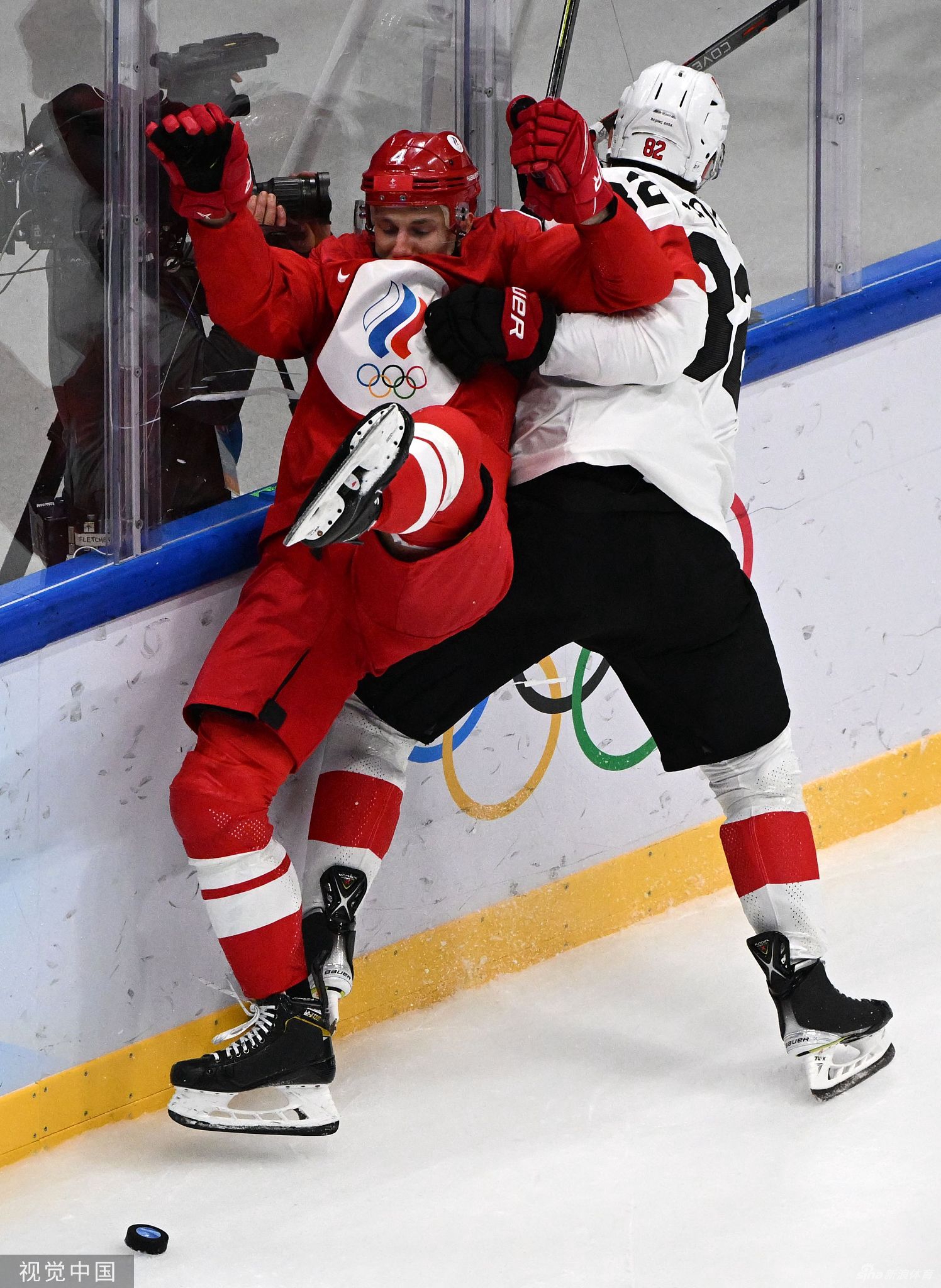 男冰揭幕战俄瑞爆发冲突 多人混战裁判都挨揍