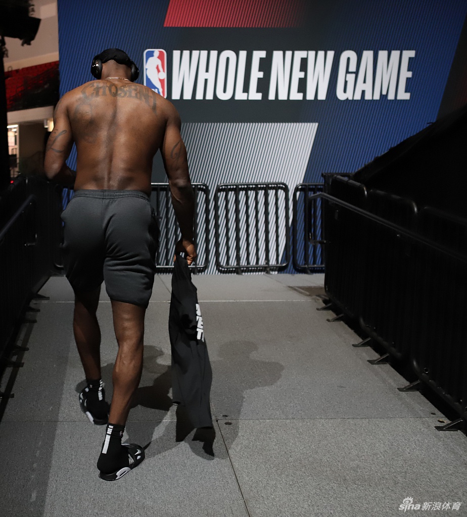 詹姆斯光膀子力量训练写真 感受35岁老汉的身材