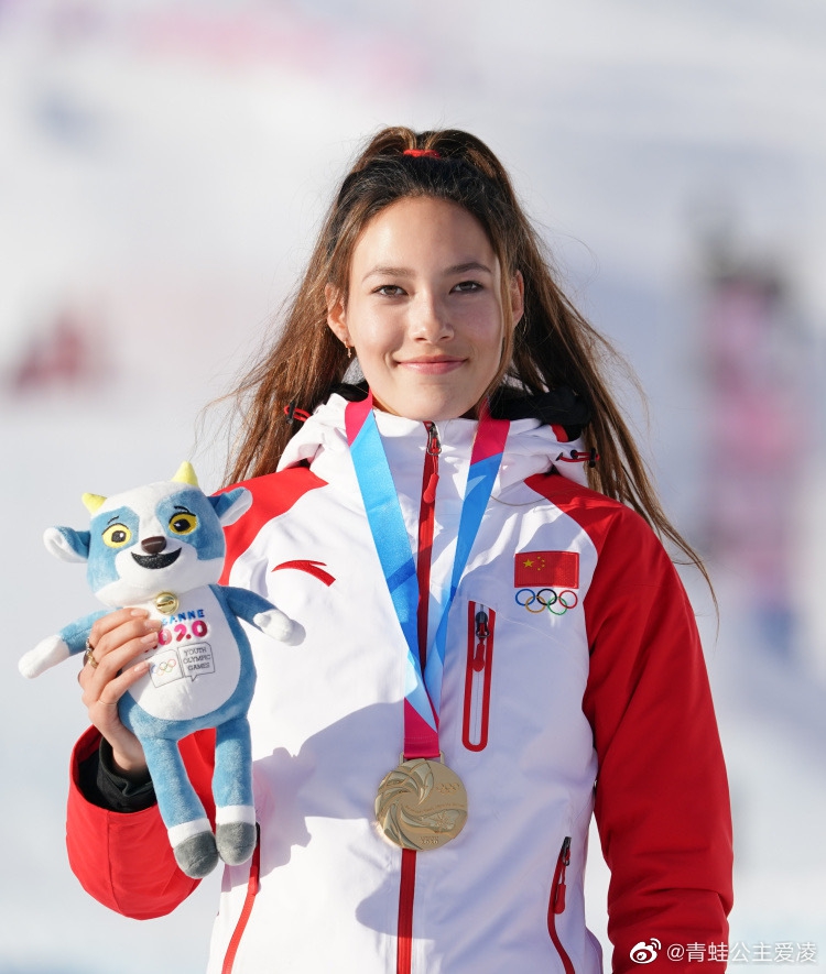 冰雪公主谷爱凌与演员黄觉拍摄时尚写真