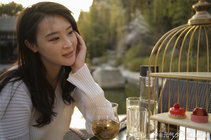 人比花娇！惠若琪戴口罩出门赏花