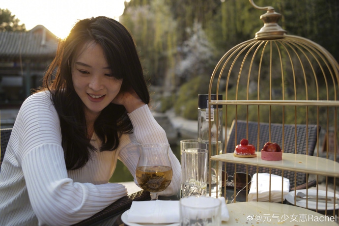 人比花娇！惠若琪戴口罩出门赏花