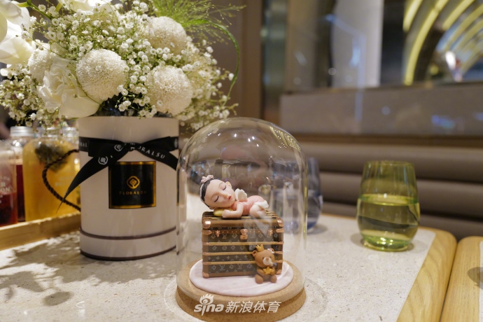 何雯娜庆祝女儿首个儿童节 穿娃娃衫配背带短裙清新靓丽