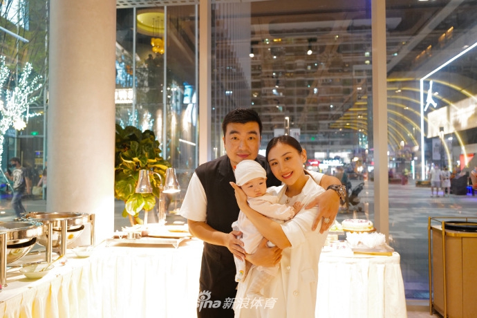 何雯娜庆祝女儿首个儿童节 穿娃娃衫配背带短裙清新靓丽