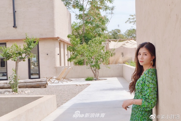 超美！何姿穿绿色长裙清新脱俗尽显女神范