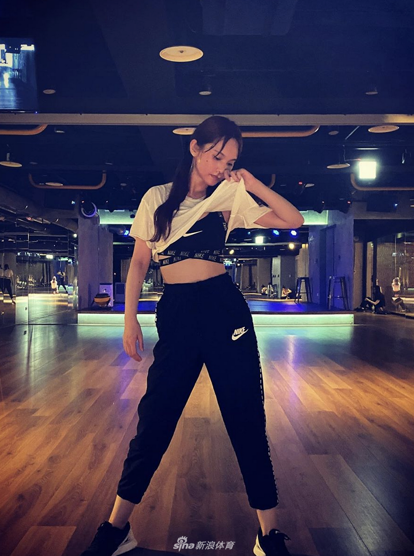 杨丞琳晒健身照面色红润秀纤腰 运动后素颜状态佳