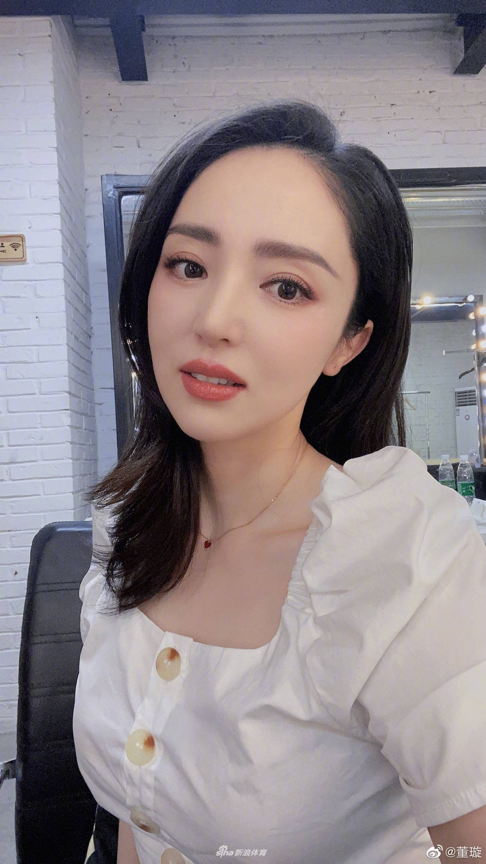 董璇晒健身照身材吸睛 大秀空中一字马柔韧度好