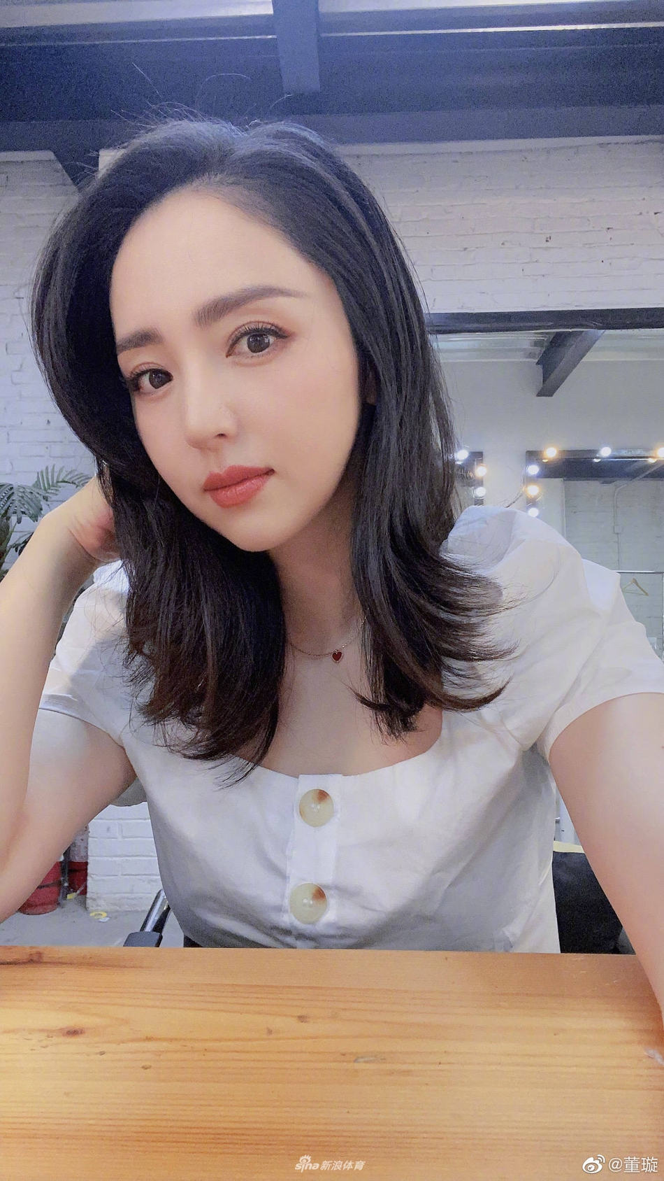 董璇晒健身照身材吸睛 大秀空中一字马柔韧度好