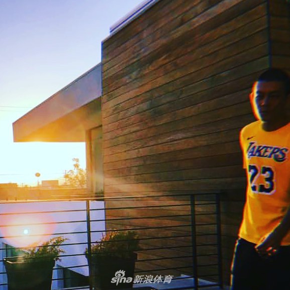 陈冠希带全家看湖人比赛 秒变詹姆斯迷弟