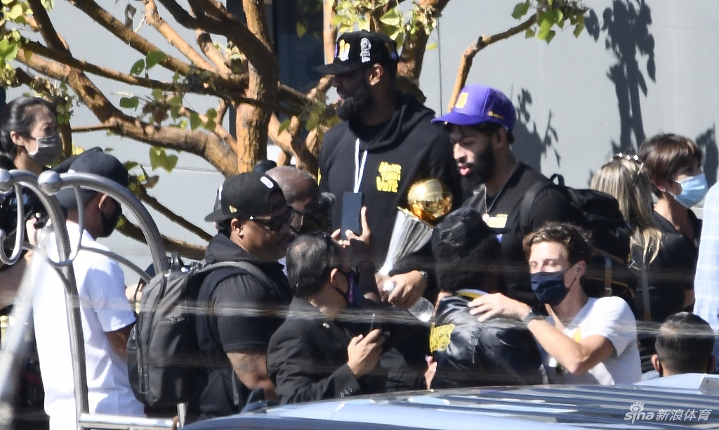 詹姆斯引领湖人众将凯旋 洛杉矶！你的冠军回来了！