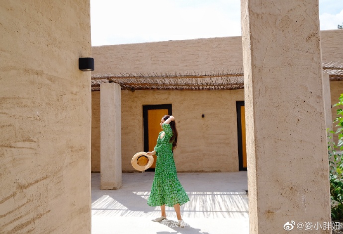 超美！何姿穿绿色长裙清新脱俗尽显女神范