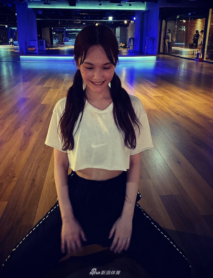 杨丞琳晒健身照面色红润秀纤腰 运动后素颜状态佳
