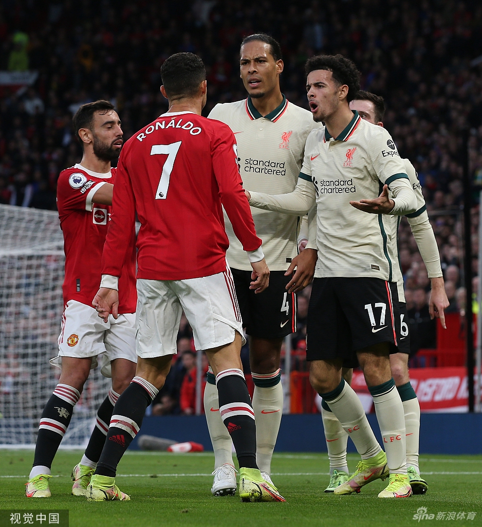 失去理智!C罗三脚踢人泄愤吃黄牌