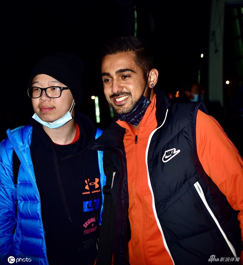 山东泰山抵达上海 备战与国足热身赛