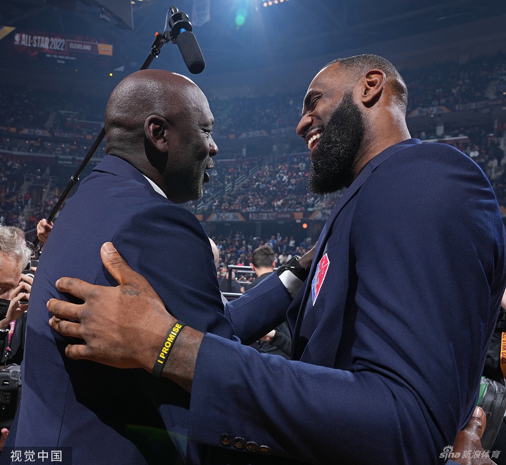 巨星面对面！乔丹与詹姆斯相拥交谈