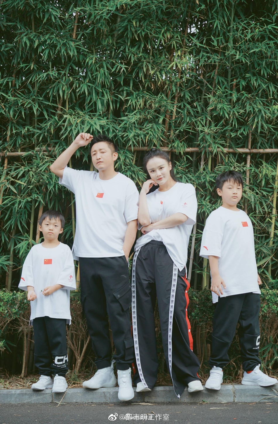 邹市明一家四口合照 与娇妻冉莹颖手拉手秀恩爱