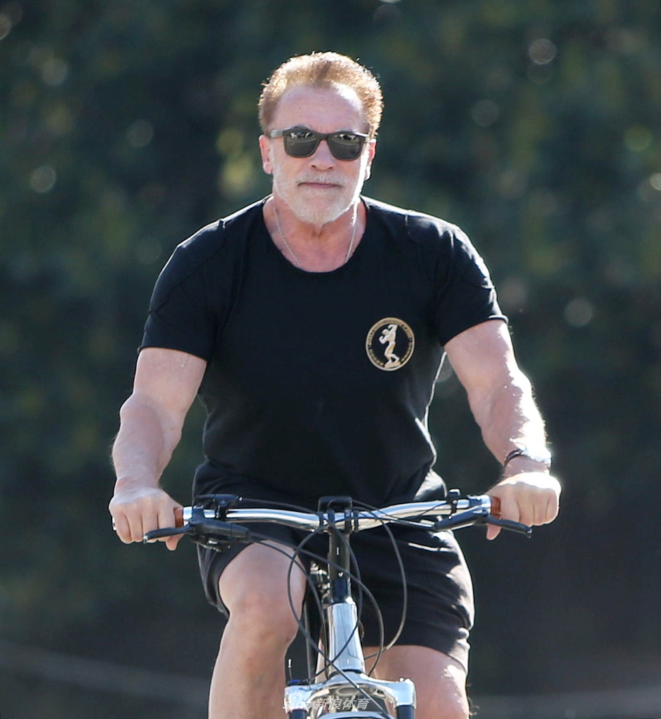 施瓦辛格秀健硕身材发达肌肉 街头骑车仍似壮年又帅又man